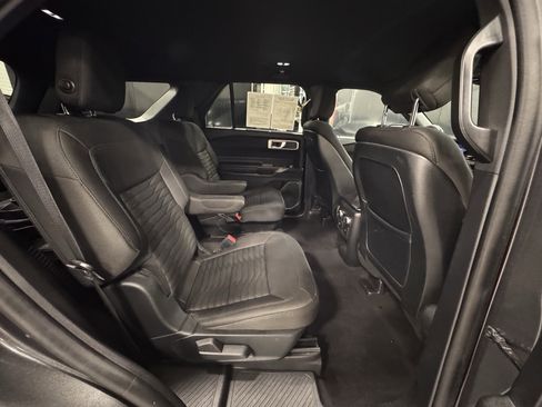 Used 2020 Ford Explorer XLT image 28