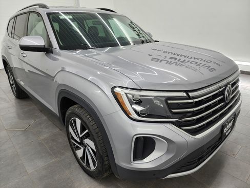 Used 2025 Volkswagen Atlas SE image 2