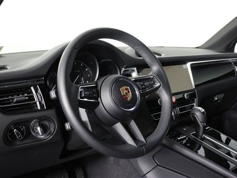 Used 2025 Porsche Macan image 4