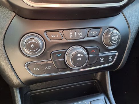 Used 2019 Jeep Cherokee Latitude w/ Popular Appearance Group image 7