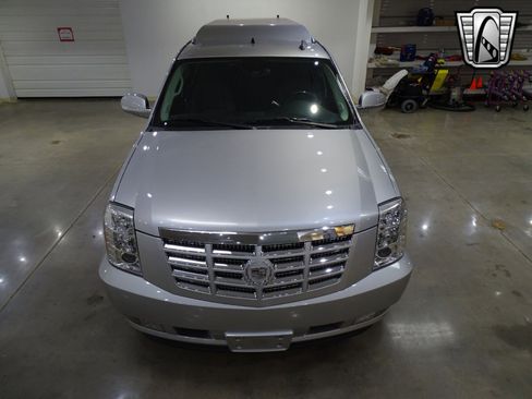 Used 2011 Cadillac Escalade ESV Premium image 9