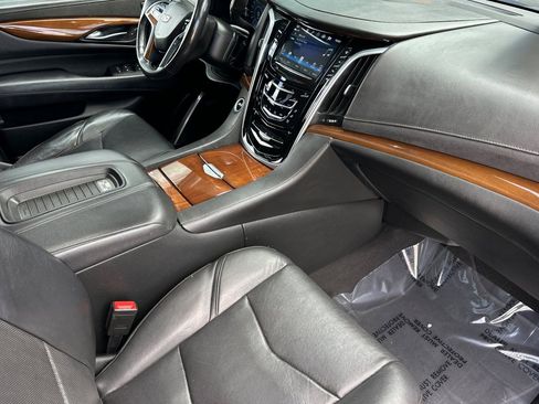 Used 2020 Cadillac Escalade Luxury w/ Escalade Sport Edition image 21