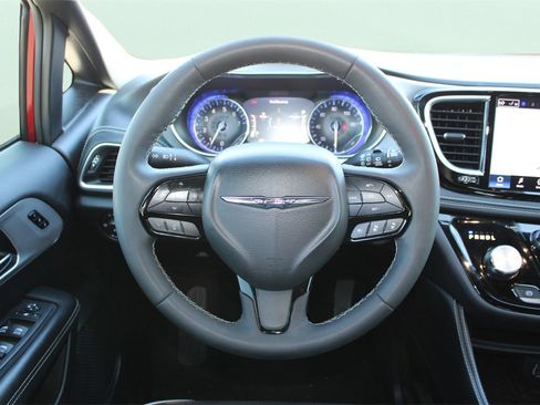 Used 2025 Chrysler Pacifica Limited image 17