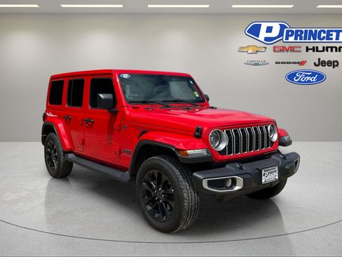 Used 2025 Jeep Wrangler Unlimited Sahara AWD/4WD image 1