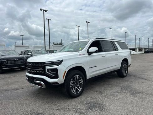 Used 2025 Chevrolet Suburban Z71 AWD/4WD image 7