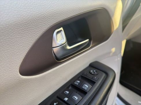 Used 2022 Chrysler Voyager LX FWD image 13