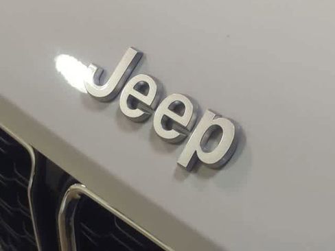 New 2025 Jeep Grand Cherokee L Laredo image 12