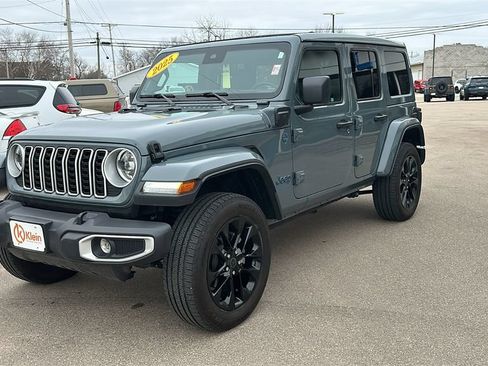 Used 2025 Jeep Wrangler Unlimited Sahara w/ Safety Group AWD/4WD image 3