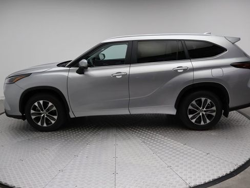 Certified 2024 Toyota Highlander XLE image 12