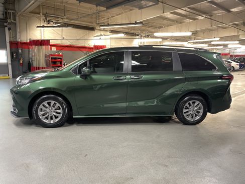 Certified 2022 Toyota Sienna XLE image 7