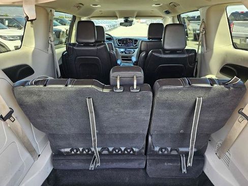 Used 2023 Chrysler Pacifica Touring-L FWD image 12