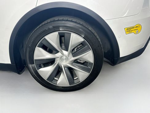 Used 2022 Tesla Model Y Long Range AWD/4WD image 11