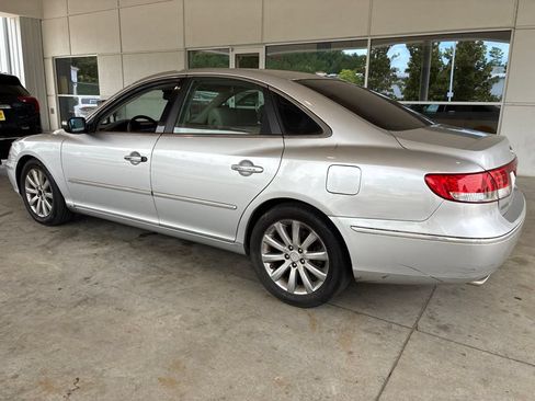 Used 2010 Hyundai Azera Limited w/ Navigation Pkg 3 FWD image 2