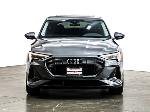Used 2022 Audi e-tron Premium w/ Convenience Plus Package image 4