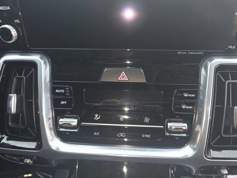 Used 2023 Kia Sorento SX AWD/4WD image 5