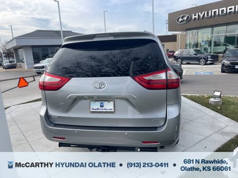 Used 2017 Toyota Sienna XLE image 17
