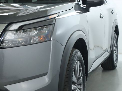 Used 2025 Nissan Pathfinder SV image 5