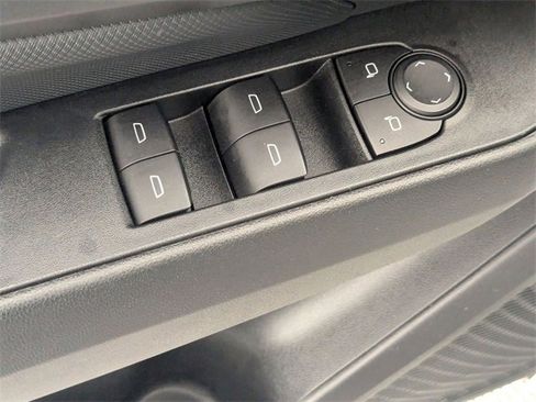 Certified 2025 Chevrolet Equinox EV LT image 12