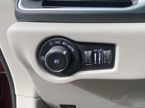 Used 2023 Chrysler Pacifica Touring-L image 14