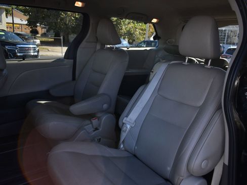 Used 2020 Toyota Sienna XLE Premium image 17