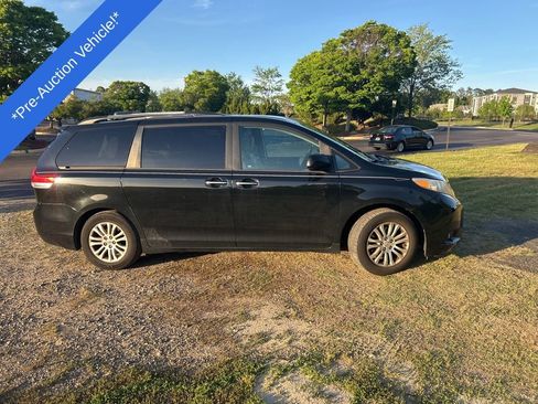 Used 2011 Toyota Sienna XLE w/ Premium Pkg FWD image 2