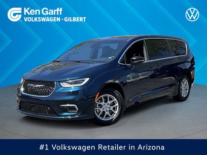 Used 2025 Chrysler Pacifica Select