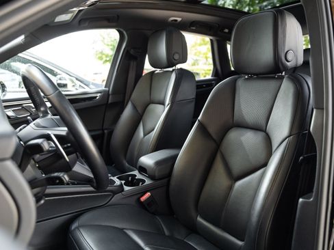 Certified 2023 Porsche Macan AWD/4WD image 5