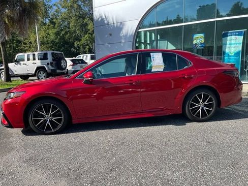 Used 2022 Toyota Camry SE FWD image 3