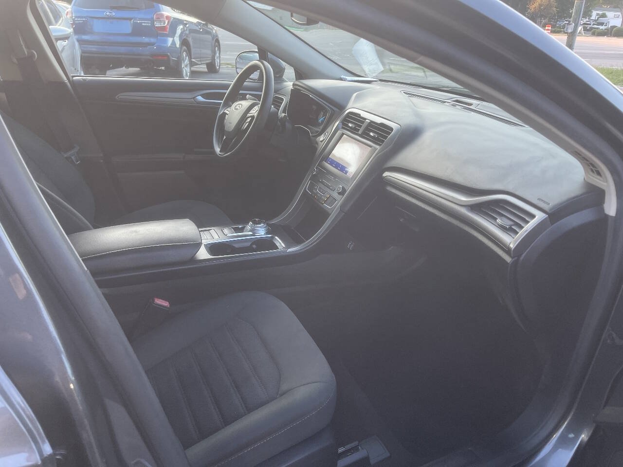 Used 2020 Ford Fusion SE FWD image 25