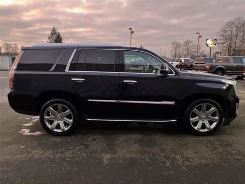 Used 2018 Cadillac Escalade Luxury image 6
