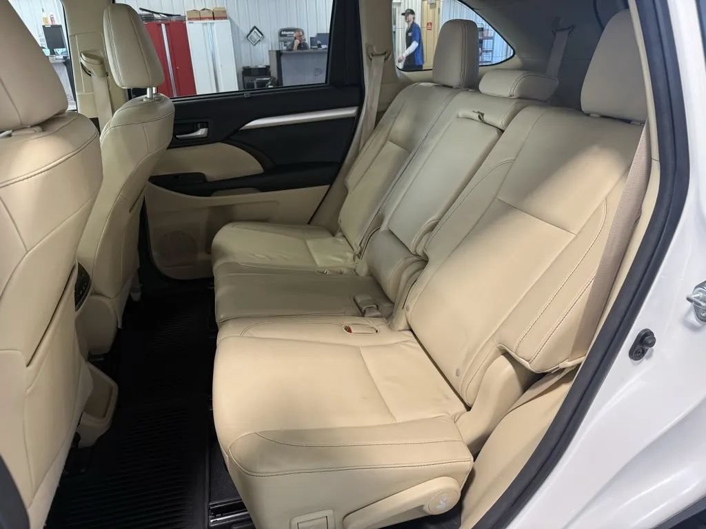 Used 2015 Toyota Highlander XLE AWD/4WD image 32
