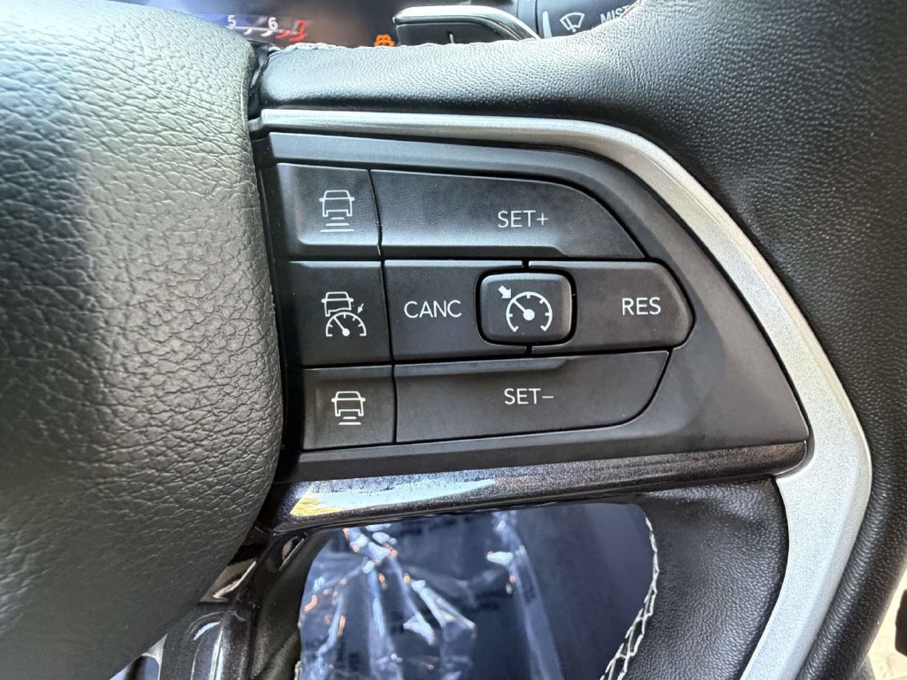 Used 2022 Jeep Grand Cherokee Laredo AWD/4WD image 23