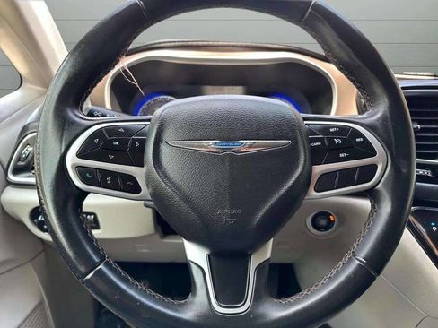 Used 2018 Chrysler Pacifica Touring-L image 36