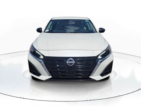 Used 2025 Nissan Altima 2.5 SV FWD image 2