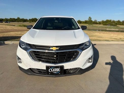 Used 2019 Chevrolet Equinox LS FWD image 2