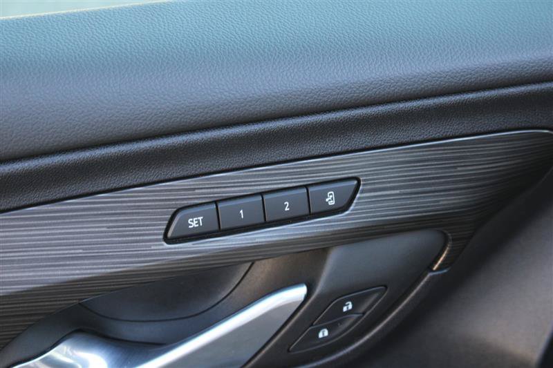 Used 2024 GMC Terrain SLT AWD/4WD image 11