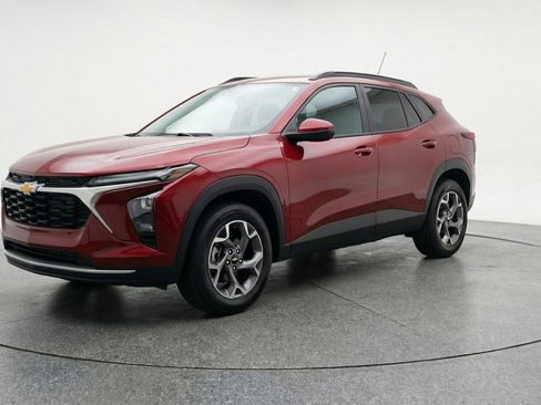 Used 2025 Chevrolet Trax LT w/ LT Convenience Package FWD image 3