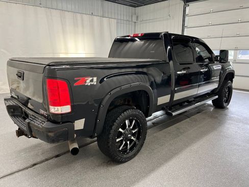 Used 2011 GMC Sierra 2500 Denali w/ Suspension Package, Off-Road AWD/4WD image 4