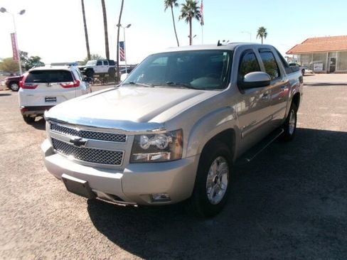 Used 2009 Chevrolet Avalanche LT w/ Suspension Package, Off-Road image 2