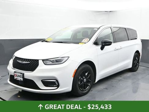 Used 2024 Chrysler Pacifica Touring-L FWD image 7
