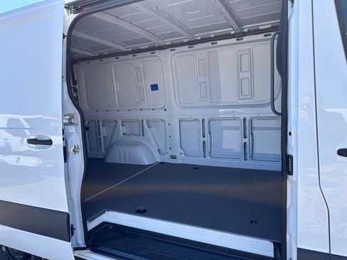 Used 2025 Mercedes-Benz Sprinter 2500 image 17
