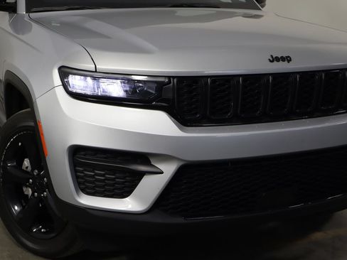 Used 2023 Jeep Grand Cherokee Altitude AWD/4WD image 44