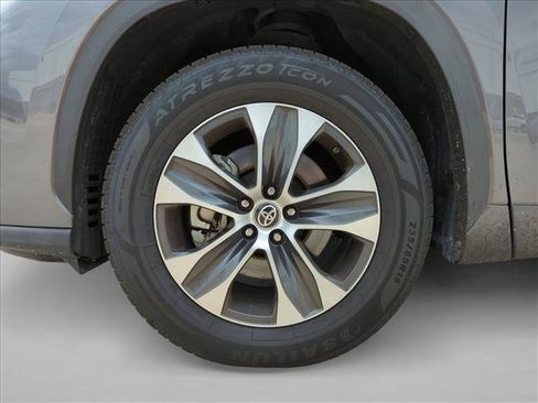 Certified 2021 Toyota Highlander XLE FWD image 13