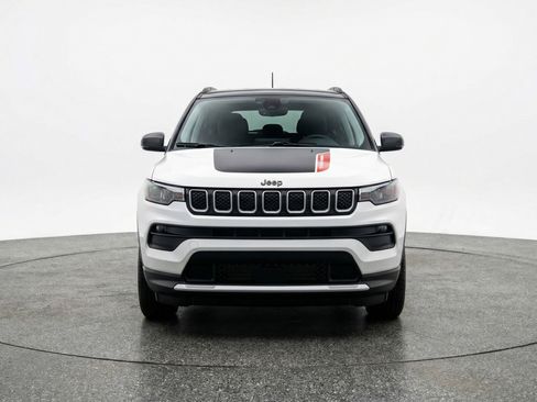 Used 2025 Jeep Compass Trailhawk image 2