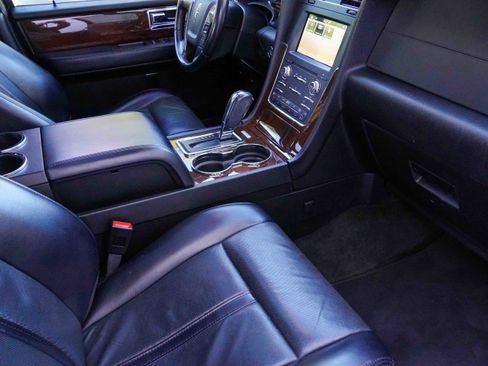 Used 2017 Lincoln Navigator Select image 10