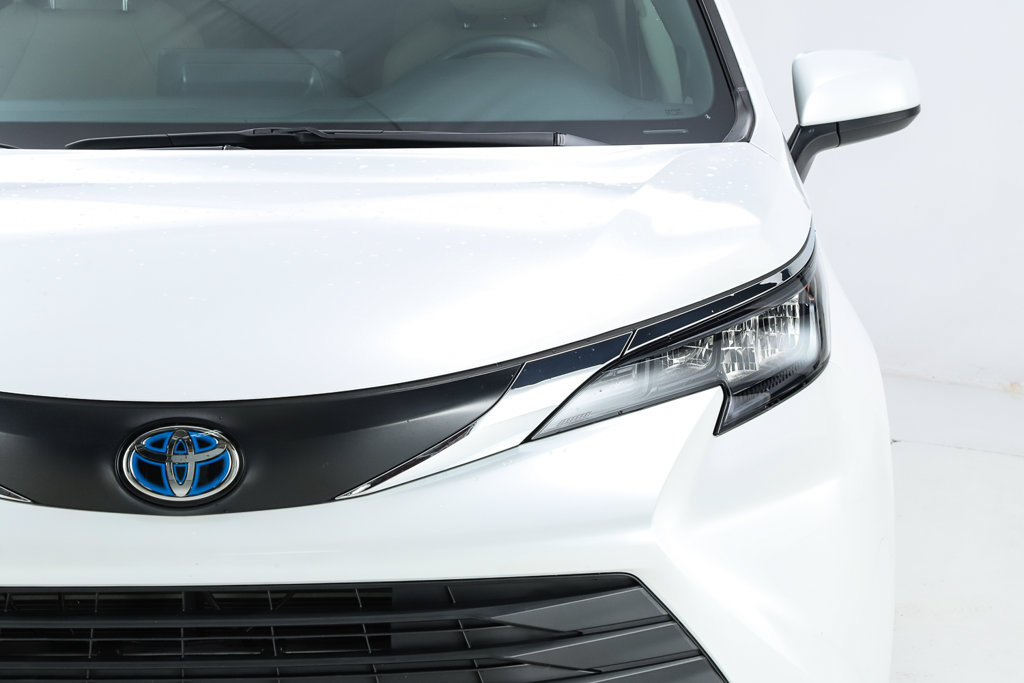 Used 2024 Toyota Sienna XLE w/ XLE Plus Package AWD/4WD image 32