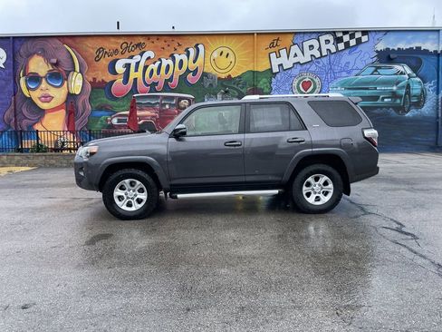 Used 2017 Toyota 4Runner SR5 Premium AWD/4WD image 2