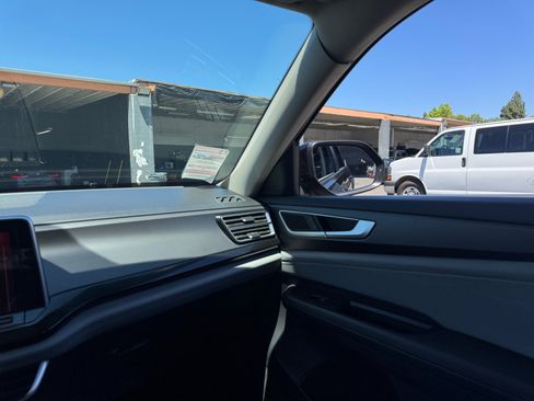 Used 2025 Volkswagen Atlas Peak Edition SE AWD/4WD image 23