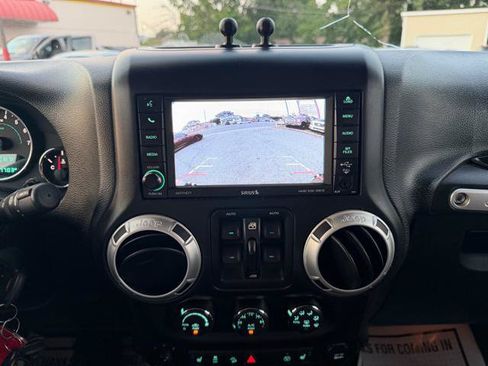 Used 2017 Jeep Wrangler Unlimited Rubicon w/ Connectivity Group AWD/4WD image 22