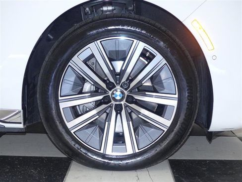 Used 2024 BMW i7 xDrive60 w/ Premium Package image 42